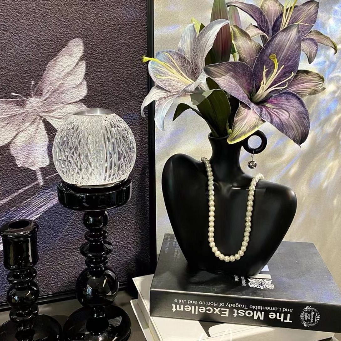 Trang Trí Nhà Cửa Với Tượng Decor Cùng Maccy Home Decor: Khi Nghệ Thuật Trang Trí Kết Hợp Với Chất Lượng